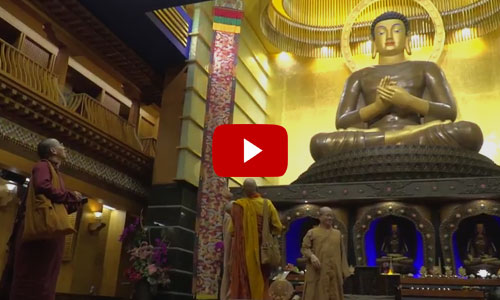 Bhikkhu Sanghasena與圓光佛學院學生參觀大雄寶殿